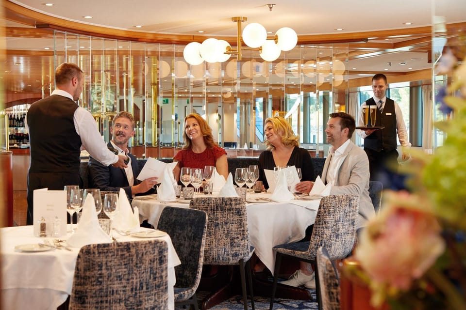 Restaurant/places to eat, group of guests