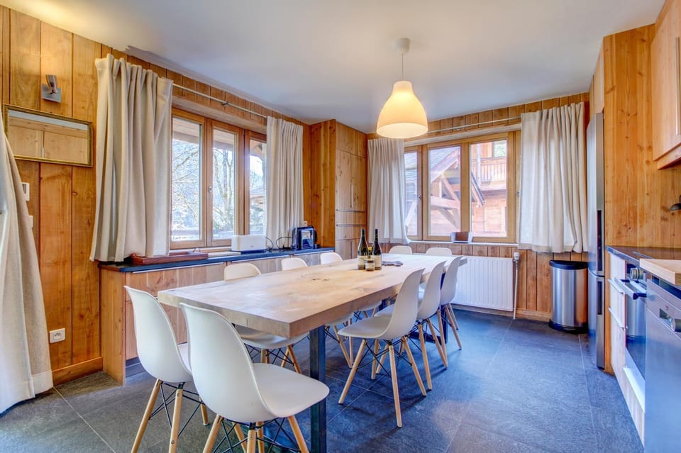 Kitchen or kitchenette, Dining area