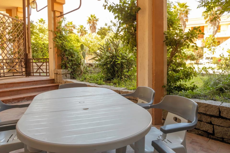 Patio, Dining area, Garden view
