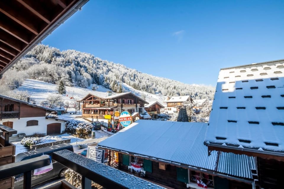 Neighbourhood, Winter, Mountain view