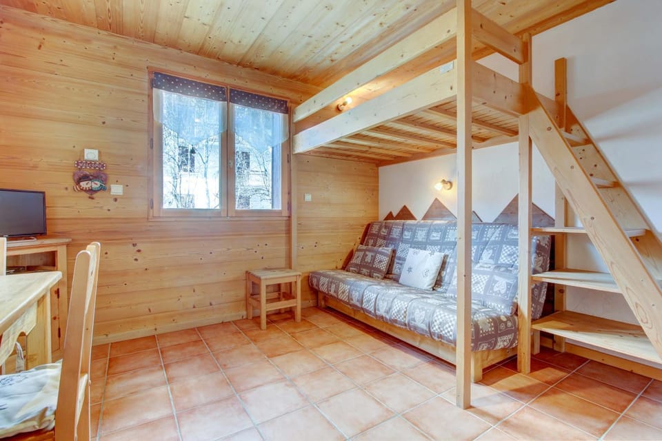 Communal lounge/ TV room, Living room, bunk bed