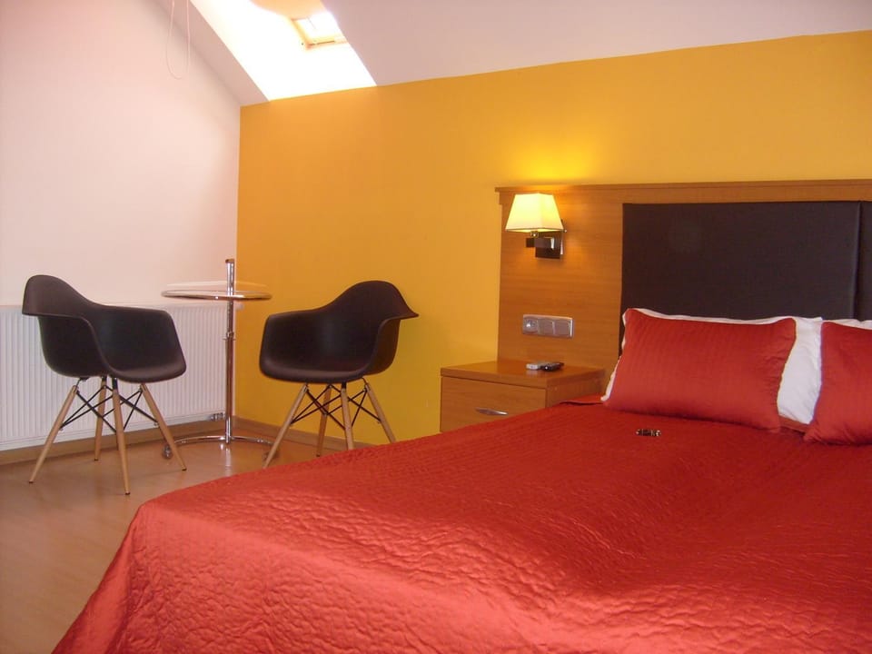 Bed, Seating area
