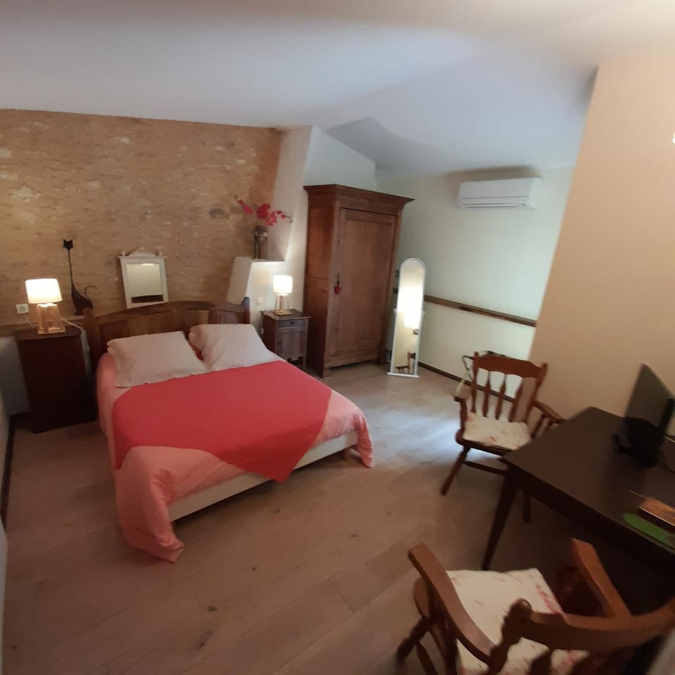 Photo of the whole room, wardrobe