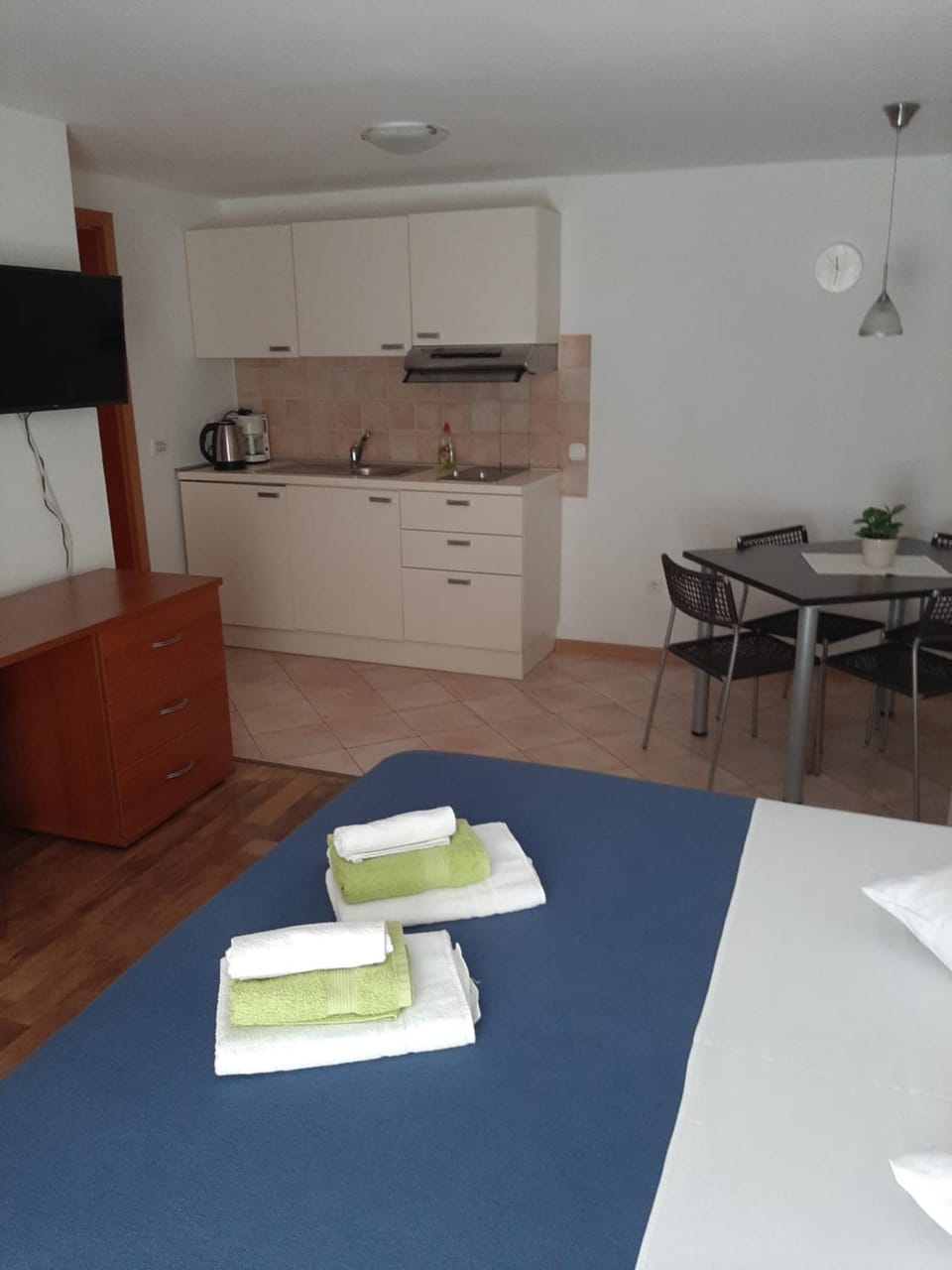 Bed, TV and multimedia, Kitchen or kitchenette, Dining area