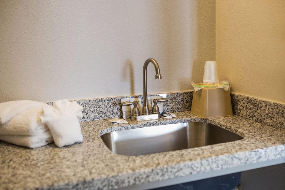 Harmony Inn and Suites Motel in Beaumont