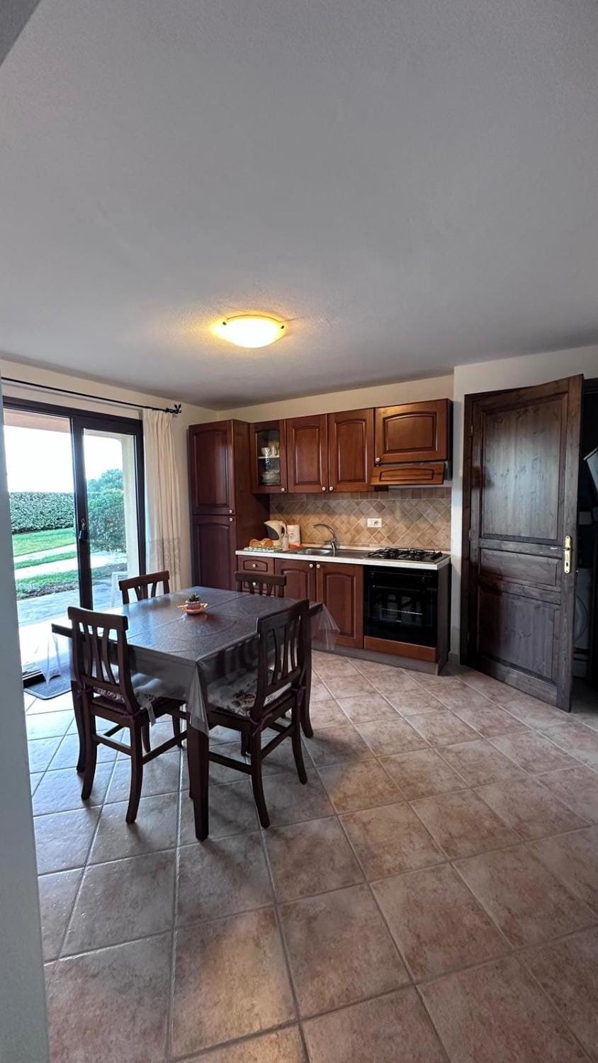 Kitchen or kitchenette, Dining area, oven, stove