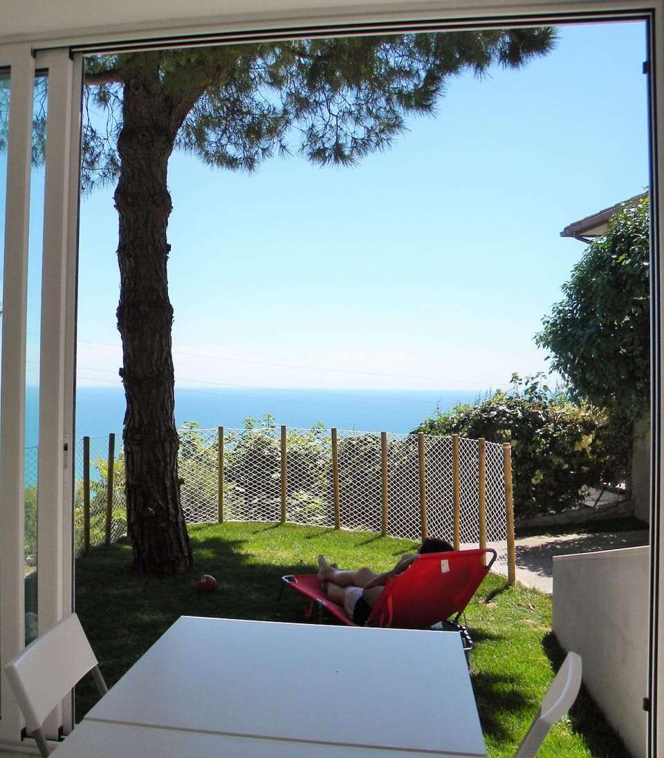 Communal lounge/ TV room, Garden, Communal kitchen, Garden view, Sea view