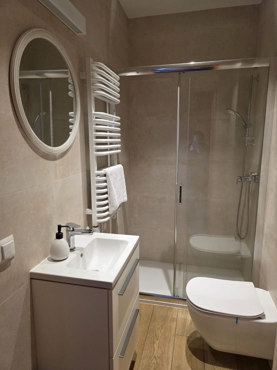 Shower, Toilet, Bathroom, towels