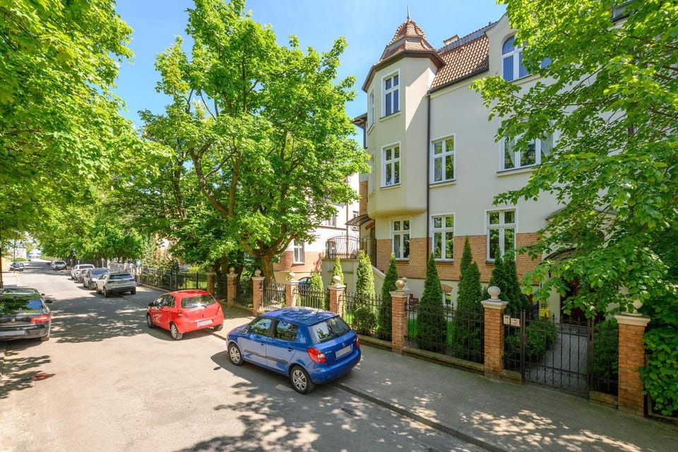 Property building, Location