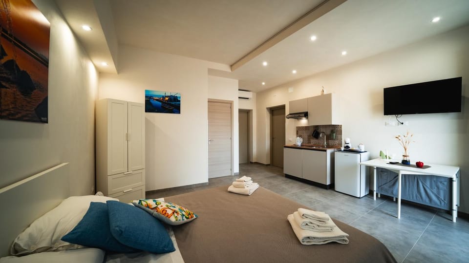 Bed, TV and multimedia, Kitchen or kitchenette, Living room, Photo of the whole room, Seating area, Bedroom, minibar, towels