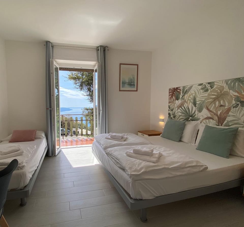 Balcony/Terrace, Bedroom, Lake view