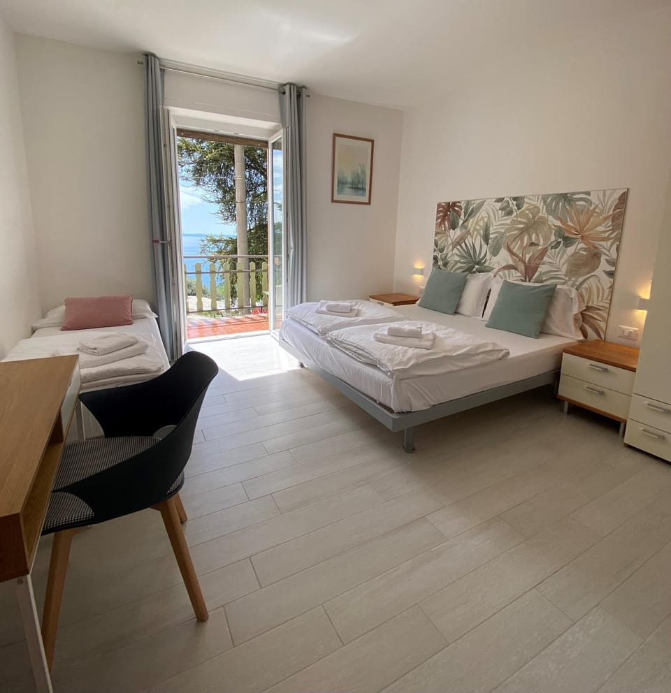 View (from property/room), Balcony/Terrace, Bedroom, Lake view