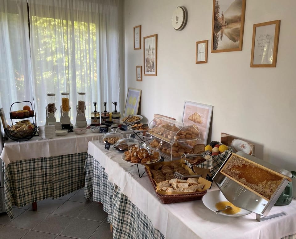 Restaurant/places to eat, Breakfast, Buffet breakfast