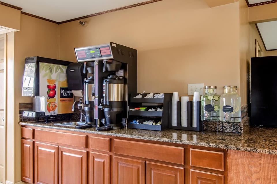 Coffee/tea facilities, Food and drinks, Food