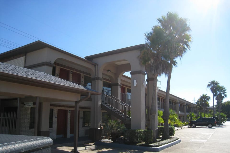 Oxford Inn and Suites Nasa Motel in Webster