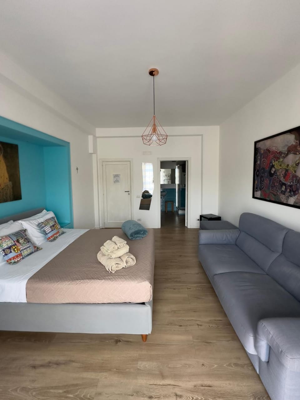 Bed, TV and multimedia, Photo of the whole room, Bedroom