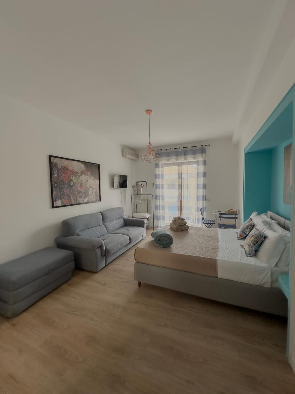 Bed, TV and multimedia, Photo of the whole room, Bedroom