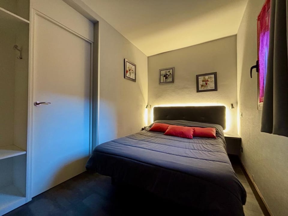 Bed, Photo of the whole room, Bedroom, wardrobe