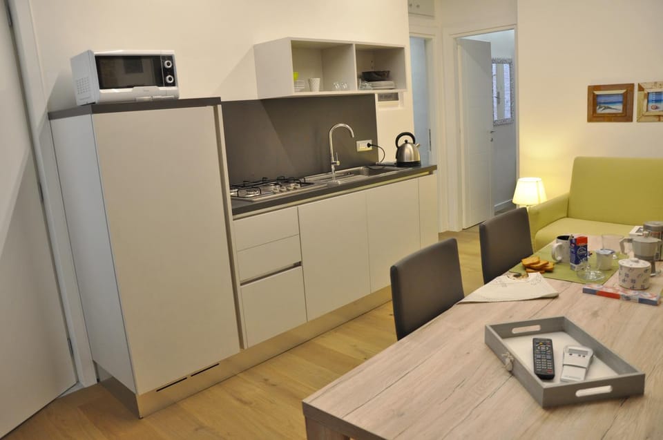 Coffee/tea facilities, Kitchen or kitchenette, Dining area, stove, toaster
