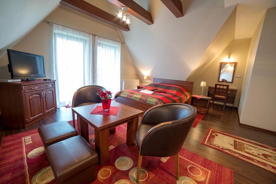 Bed, Living room, Photo of the whole room, Seating area, Bedroom