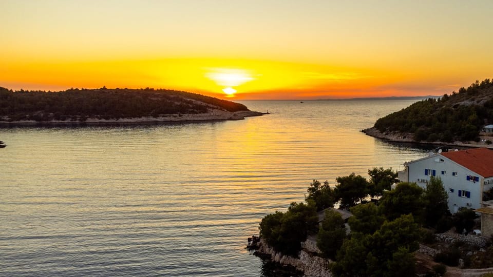 Island Breeze M Apartment in Hvar
