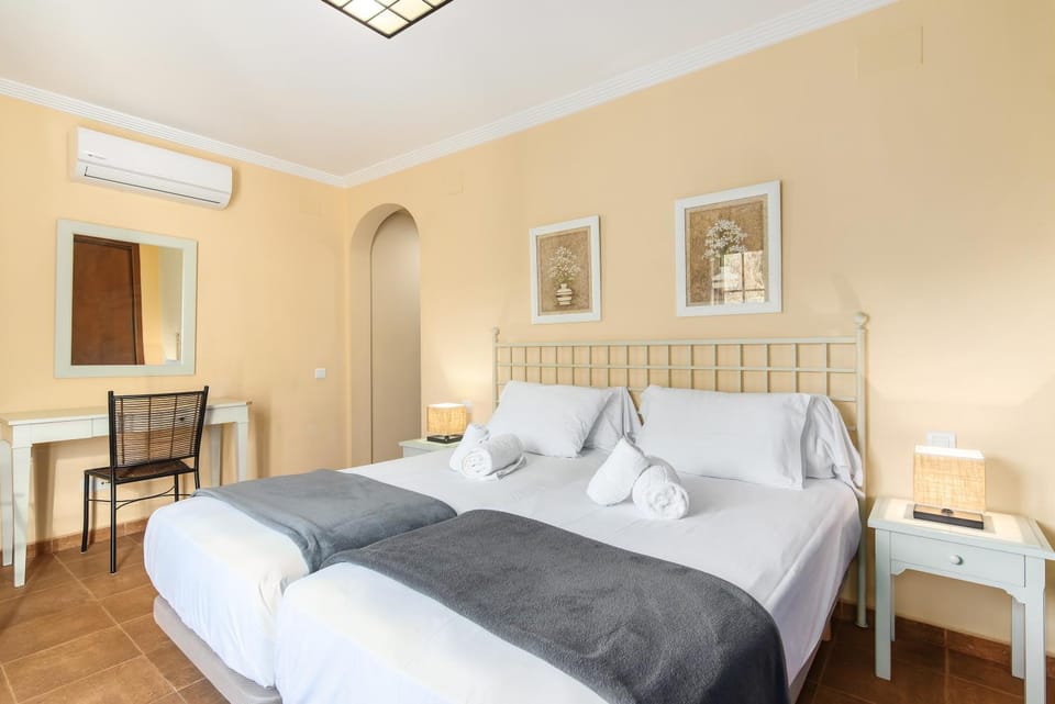 Photo of the whole room, Bedroom