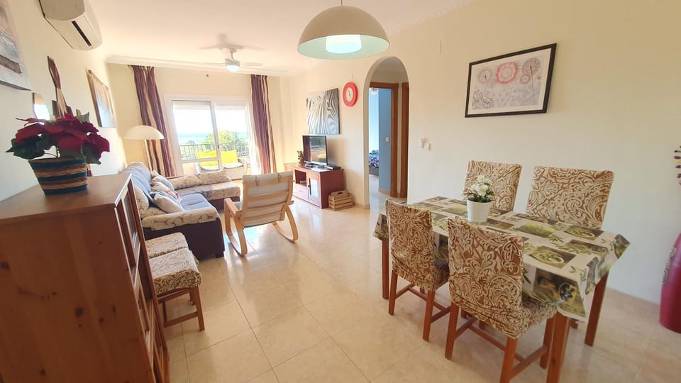 TV and multimedia, Living room, Seating area, Dining area