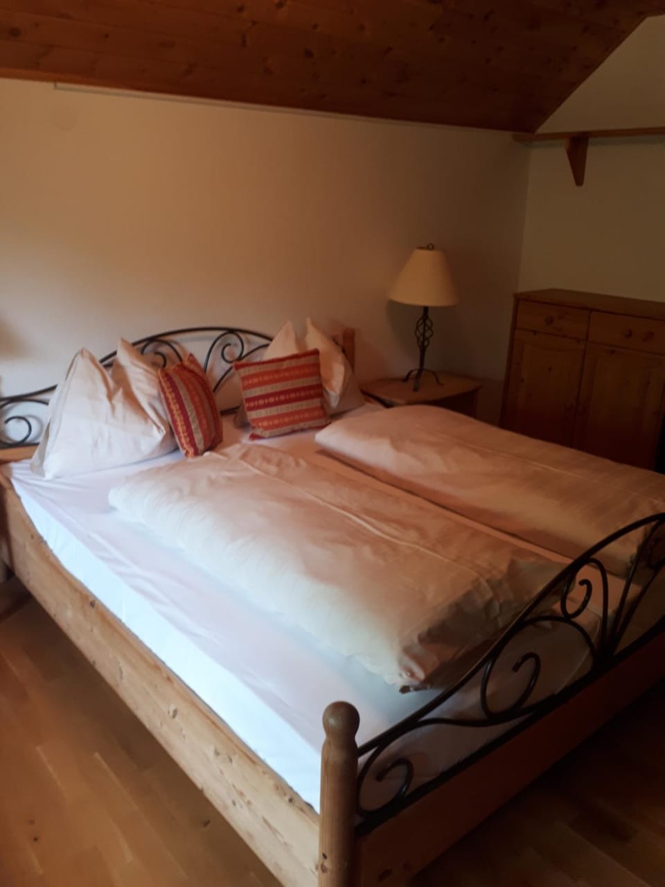 Bed, Photo of the whole room, Decorative detail, Bedroom