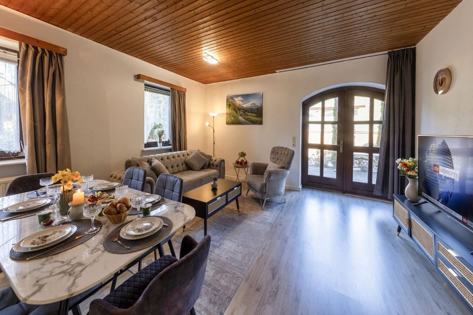 Communal lounge/ TV room, TV and multimedia, Living room, Seating area, Dining area, Evening entertainment, Food