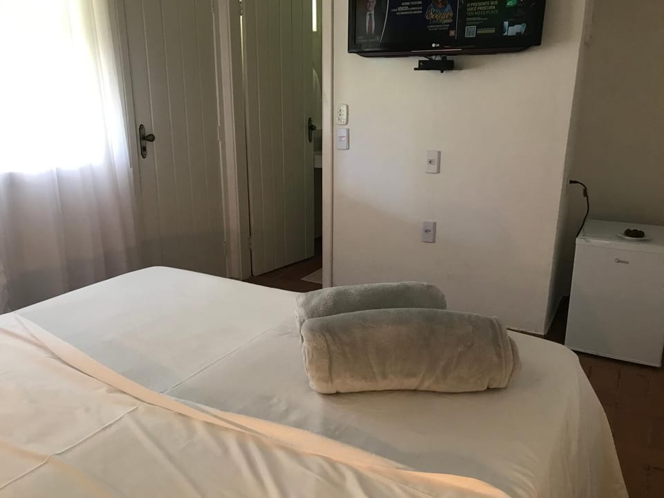 Bed, TV and multimedia, Photo of the whole room, oven