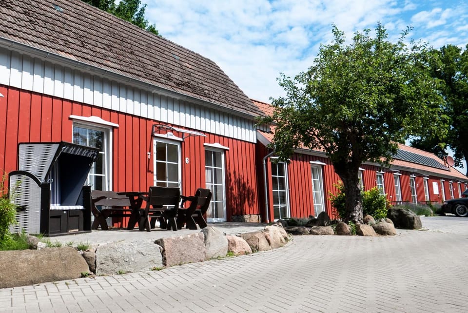 Property building, Patio, Facade/entrance