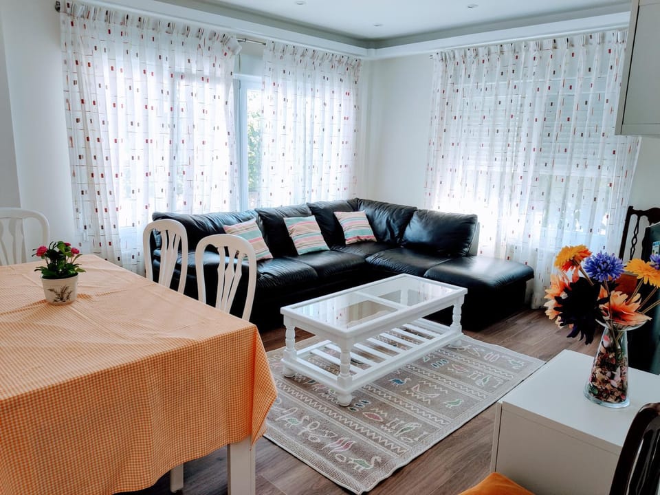Communal lounge/ TV room, Dining area