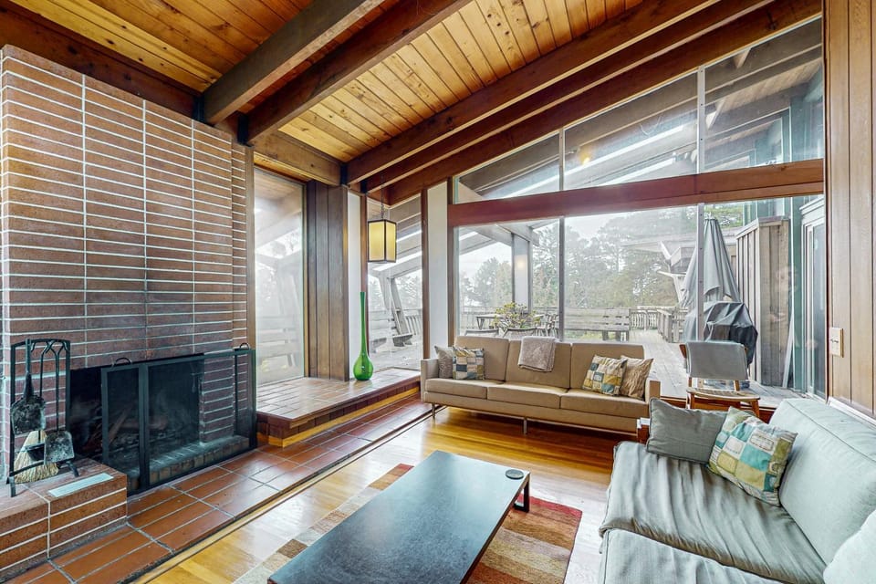 Oceanfront Blufftop Home - Wide Deck & Water Views House in Elk