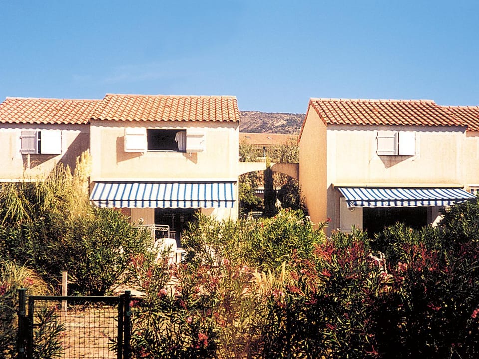 Facade/entrance, View (from property/room)