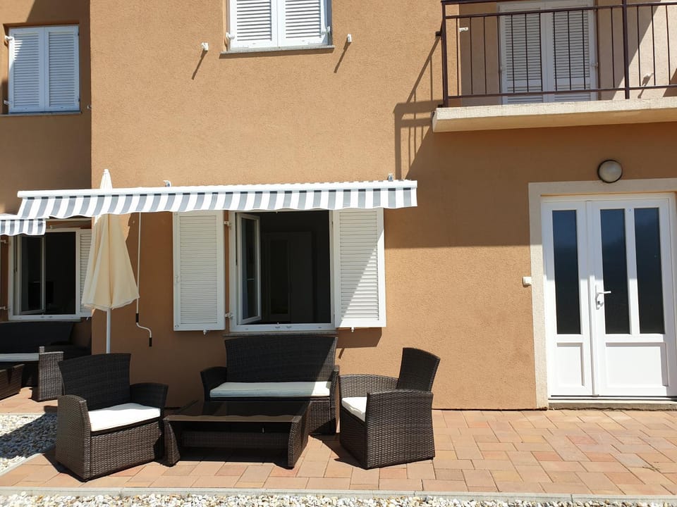 Patio, Facade/entrance, Balcony/Terrace