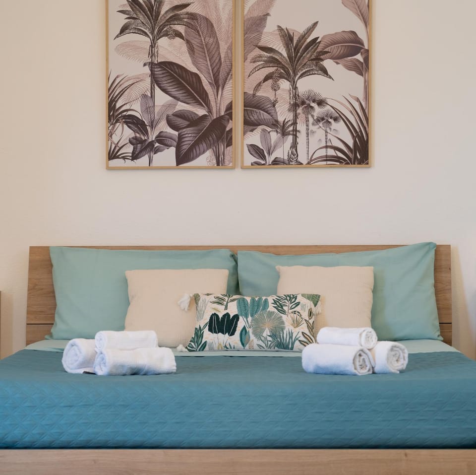 Bed, Bedroom, towels