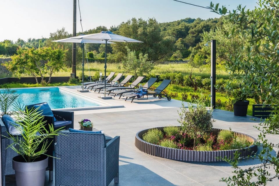 Seating area, Dining area, Swimming pool