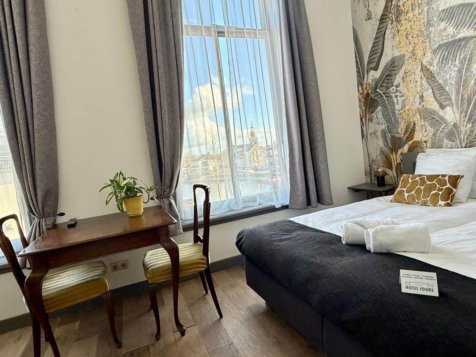 Seating area, Bedroom