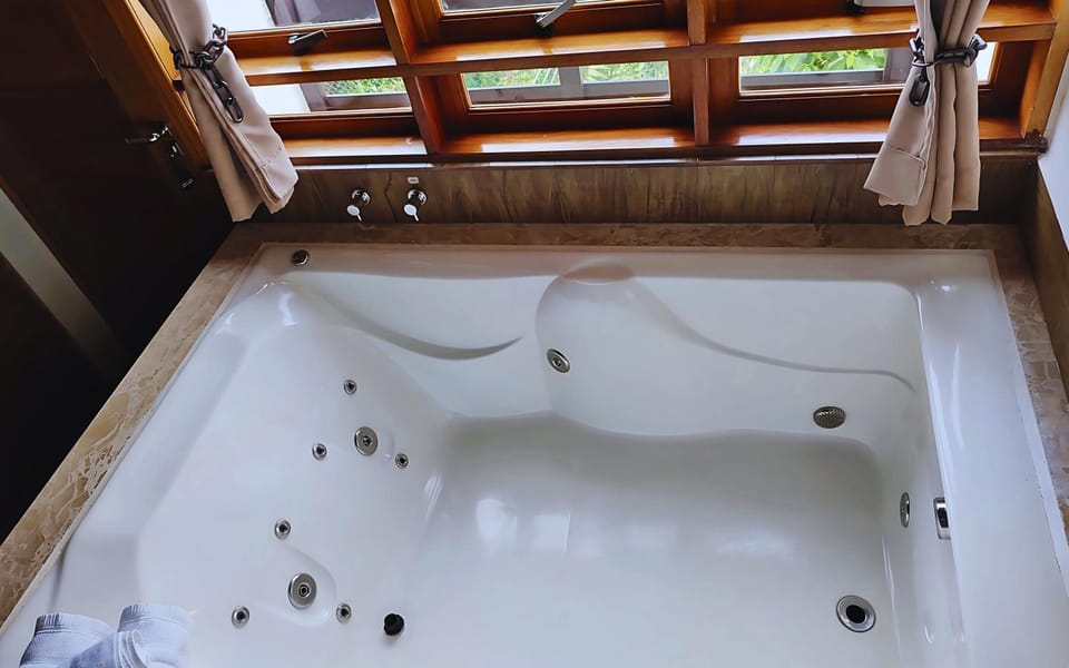 Hot Tub, Balcony/Terrace, Mountain view, Bath