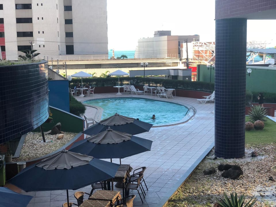 Restaurant/places to eat, Pool view