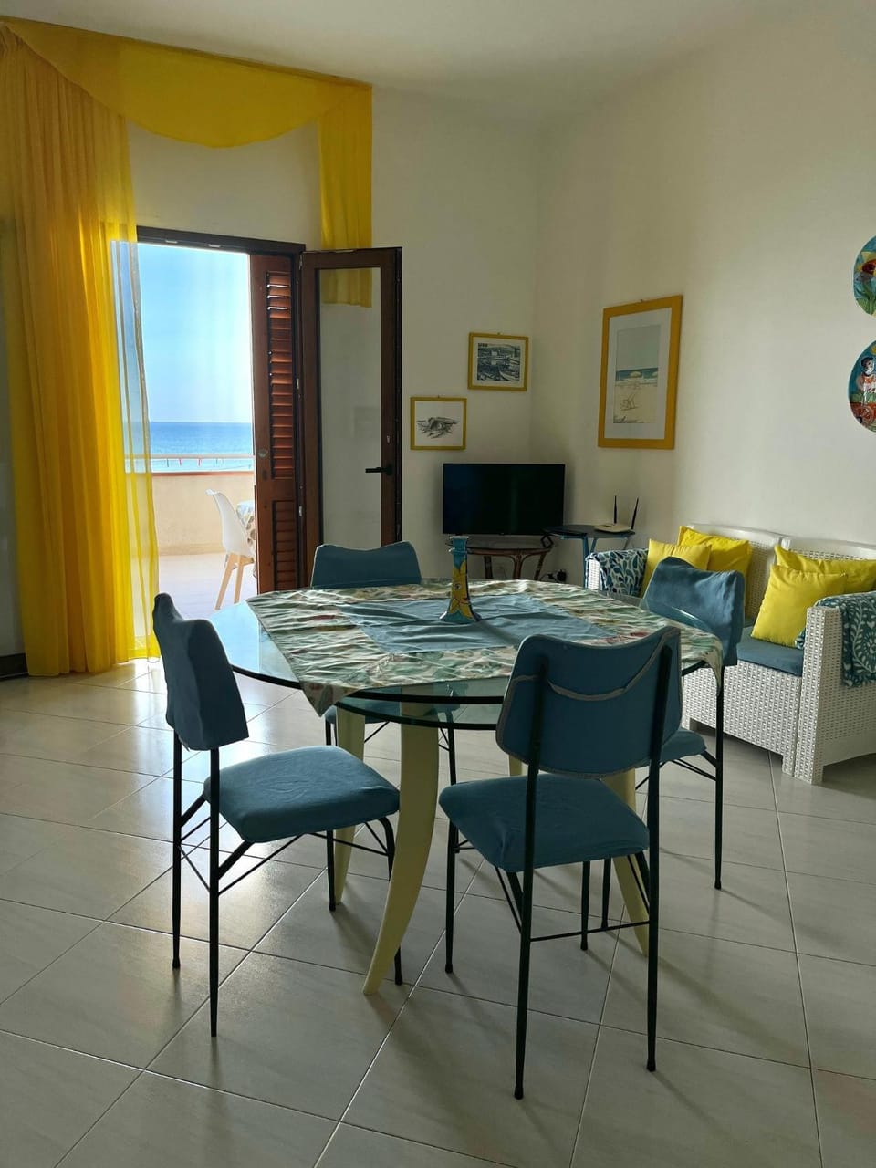 Living room, Food