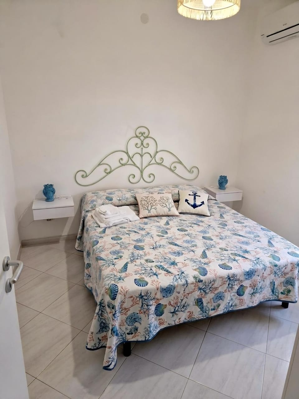 Bed, Photo of the whole room, Bedroom, air conditioner