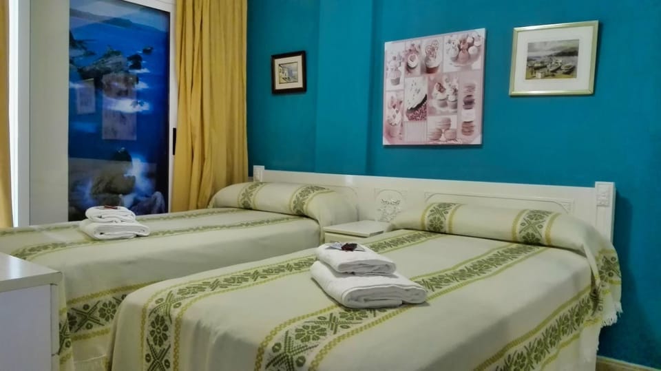 Bed, Photo of the whole room, Decorative detail, Bedroom