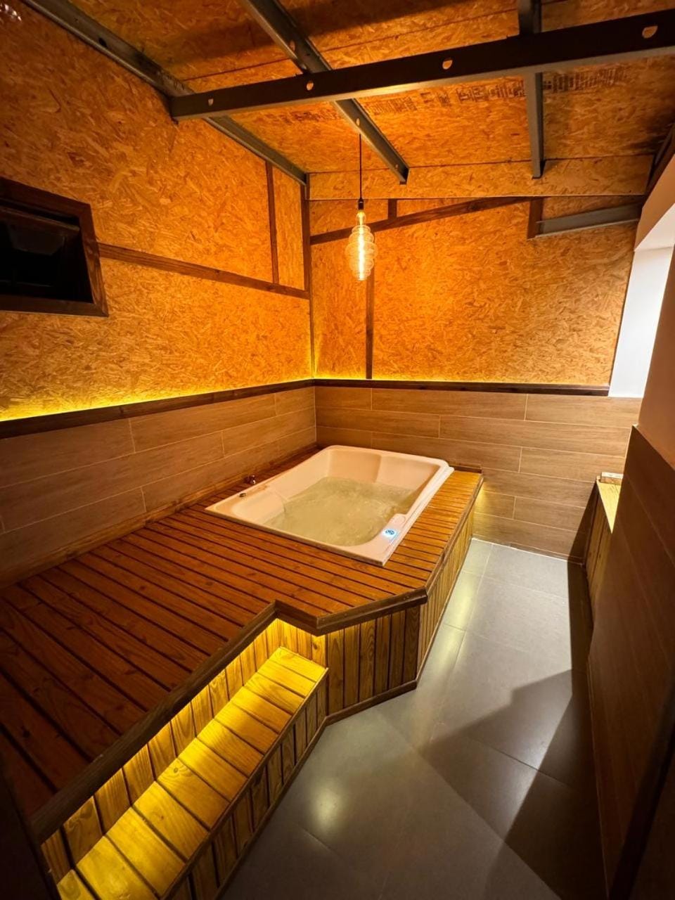 Hot Tub, Photo of the whole room