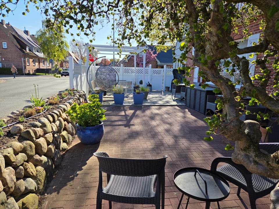 Property building, Spring, Balcony/Terrace, Seating area