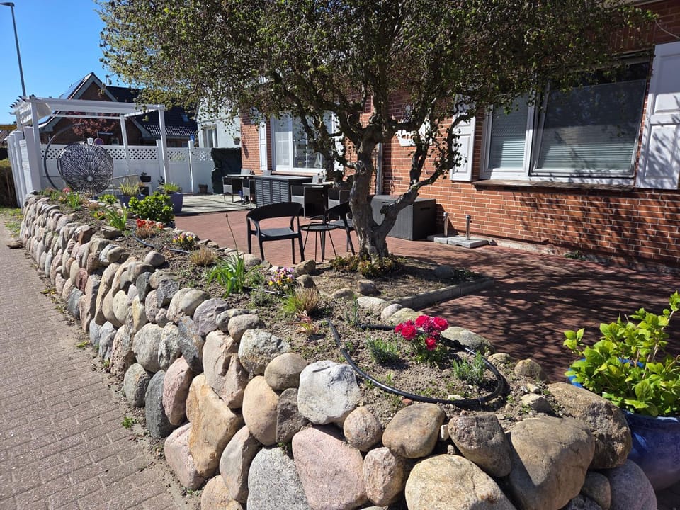 Property building, Spring, Balcony/Terrace, Seating area
