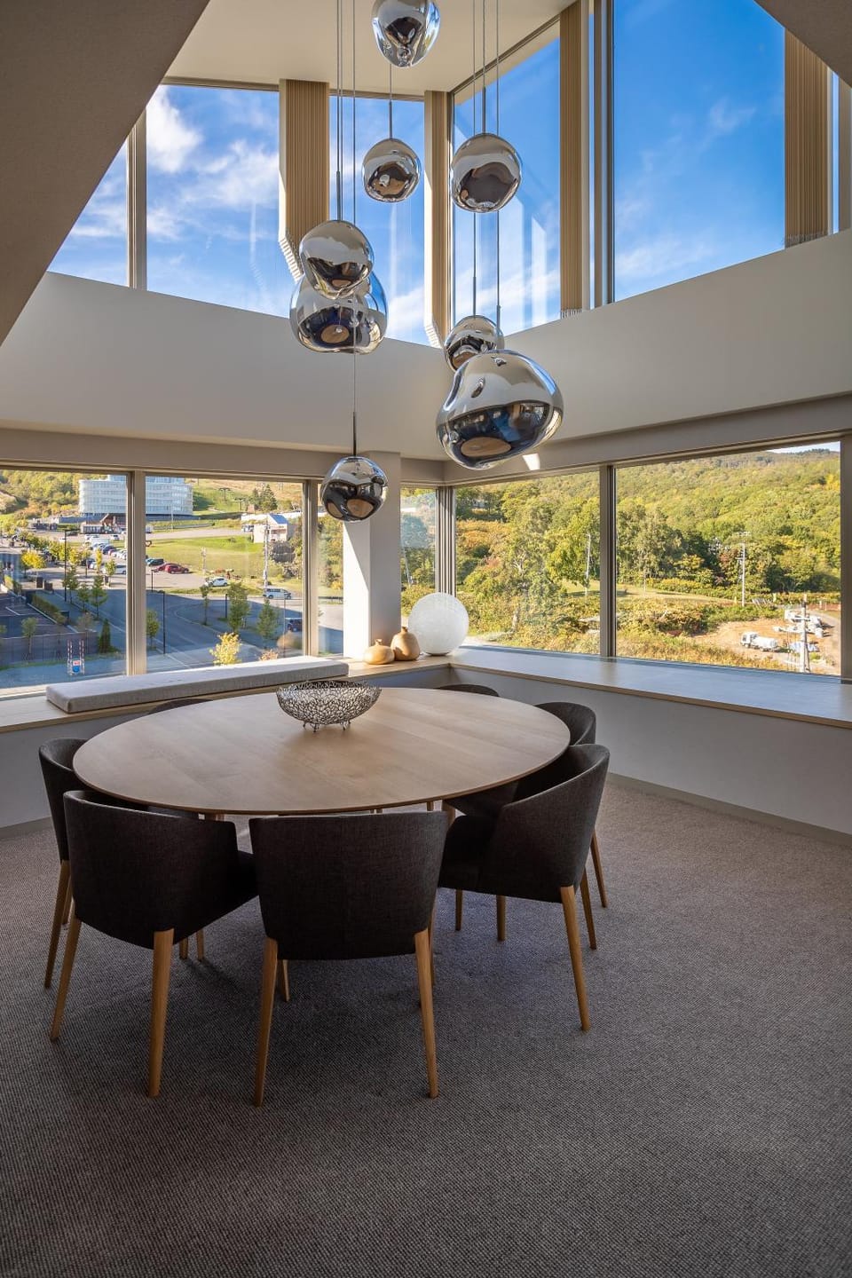 View (from property/room), Decorative detail, Dining area, Mountain view