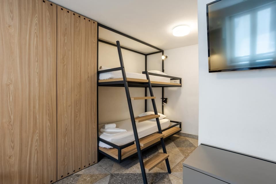 Bed, TV and multimedia, Photo of the whole room, Bedroom, bunk bed, heating, internet, towels, wardrobe, air conditioner