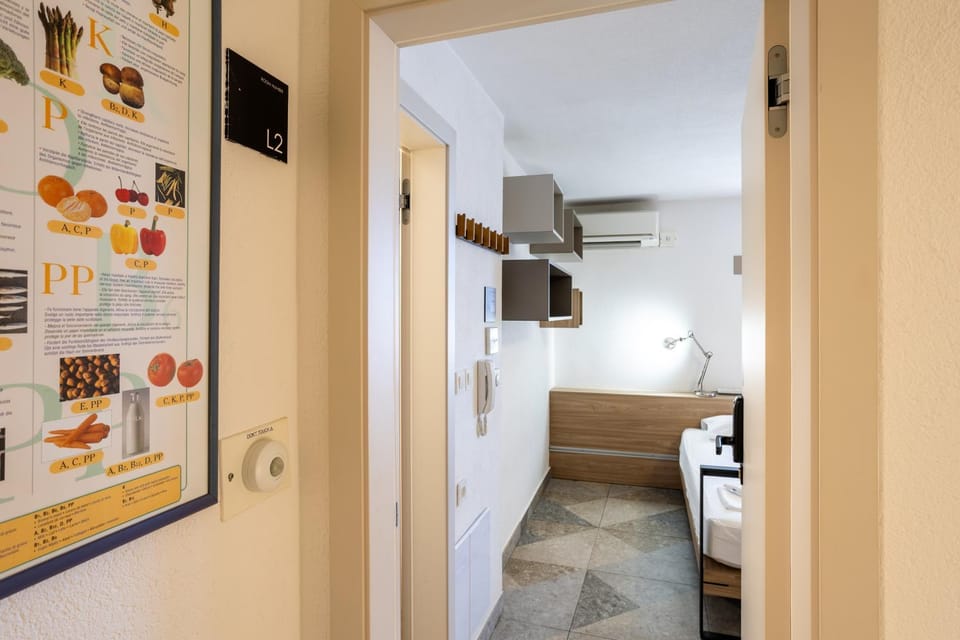 Bed, TV and multimedia, Photo of the whole room, Decorative detail, Bedroom, air conditioner