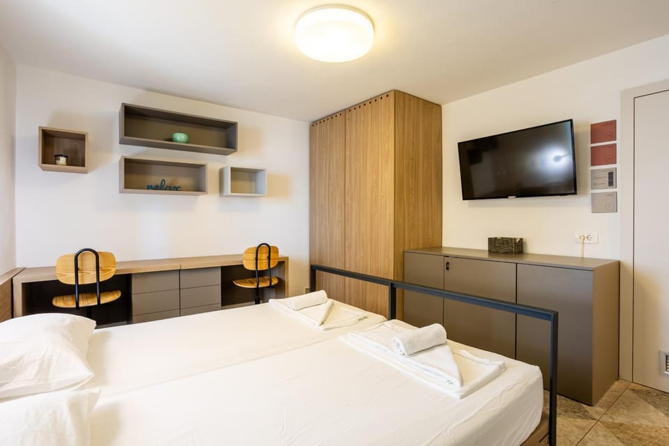 Bed, TV and multimedia, Photo of the whole room, Decorative detail, Bedroom, towels, wardrobe, air conditioner